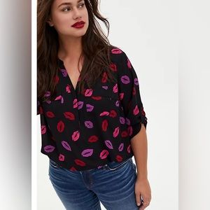 Torrid Lip Print Harper Pullover Blouse size 0x